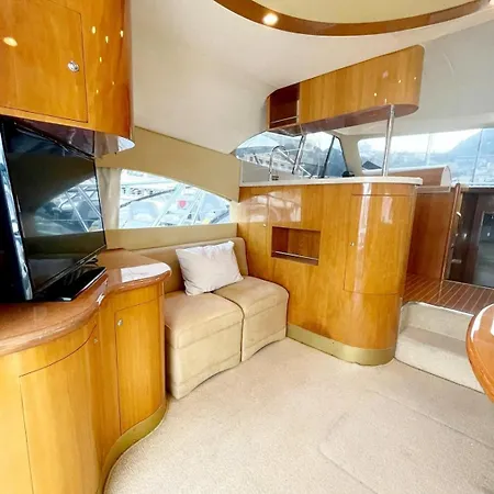 Yacht Experience In Harbour Tekne