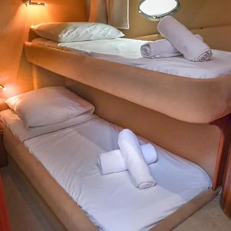 Yacht Experience In Harbour Båthotell