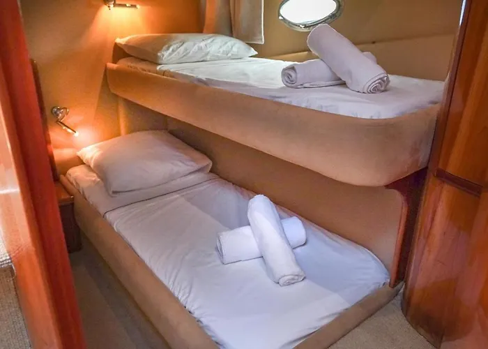 Yacht Experience In Harbour Båthotell