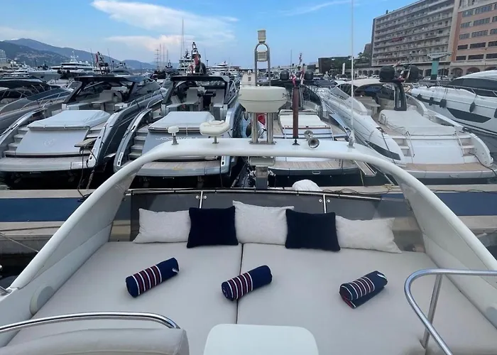 Yacht Experience In Harbour Båthotell